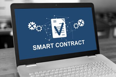 Laptop met op het scherm een smart contract